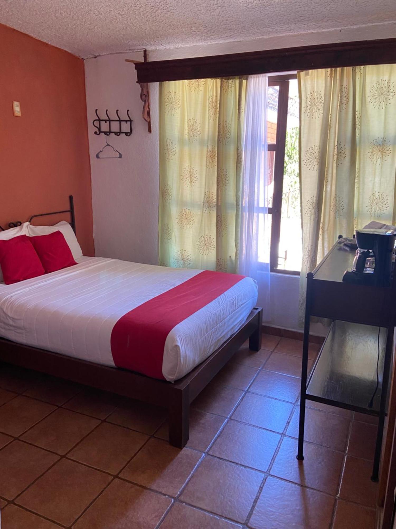 Hotel De Cervantes San Sebastian del Oeste Ruang foto